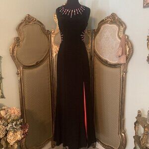 BLONDIE NITES. Size 7. Beaded Formal Prom Dress. Contrasting Lining. Bra. WTC